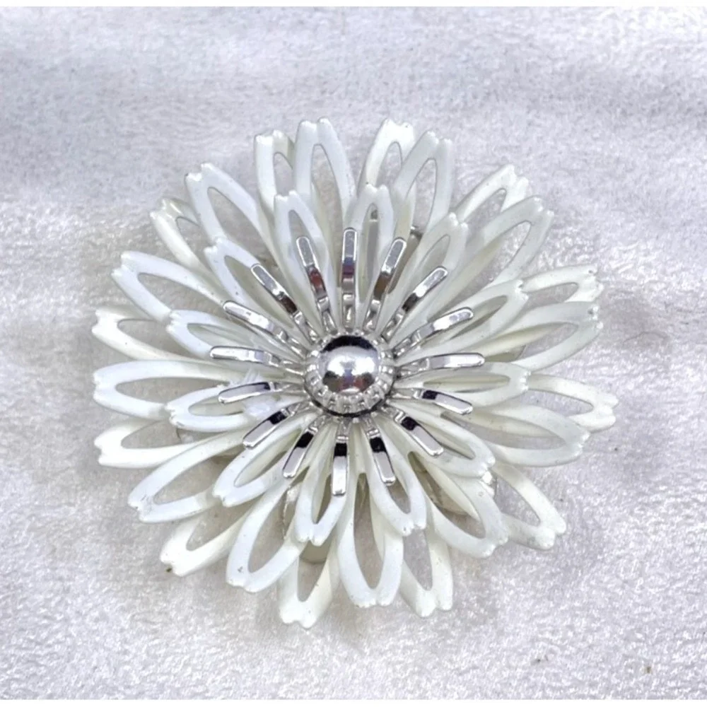 Vintage 1972 Sarah Coventry White Petals Enamel Flower Brooch Pendant Pin